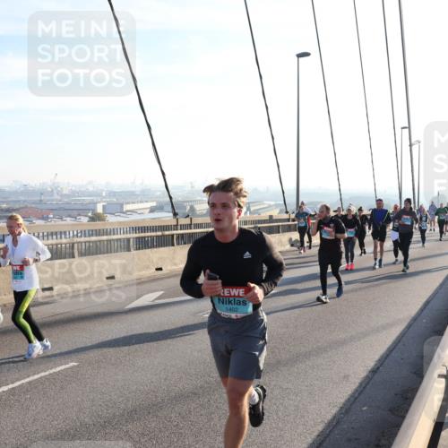 03.10.2025 - Köhlbrandbrückenlauf Julia Fischer http://msf.ph/oto/9002360 03.10.2025 09:26:54 Position 1 1402 meine-sportfotos.de