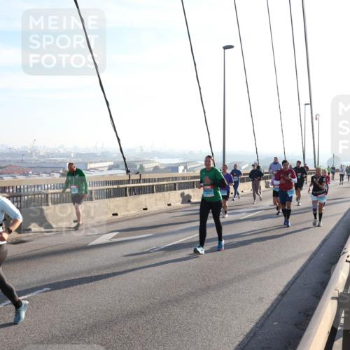 03.10.2025 - Köhlbrandbrückenlauf Julia Fischer http://msf.ph/oto/9002410 03.10.2025 09:27:02 Position 1  meine-sportfotos.de