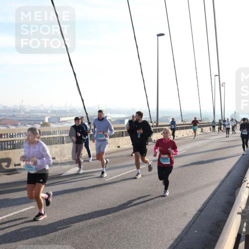 03.10.2025 - Köhlbrandbrückenlauf Julia Fischer http://msf.ph/oto/9002450 03.10.2025 09:27:06 Position 1  meine-sportfotos.de