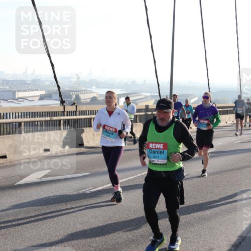 03.10.2025 - Köhlbrandbrückenlauf Julia Fischer http://msf.ph/oto/9002473 03.10.2025 09:27:15 Position 1 1674 meine-sportfotos.de