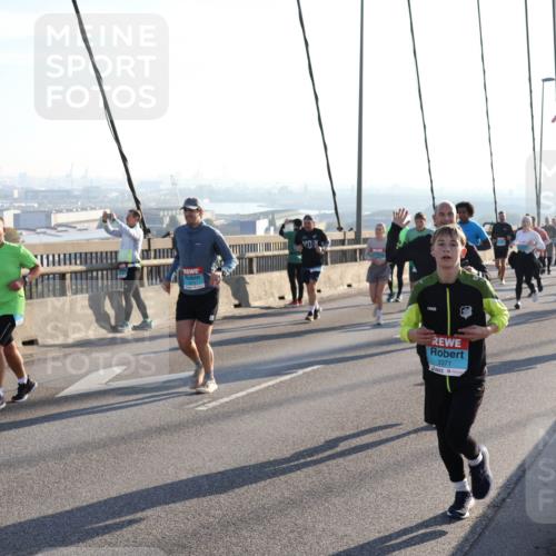 03.10.2025 - Köhlbrandbrückenlauf Julia Fischer http://msf.ph/oto/9002509 03.10.2025 09:27:21 Position 1 55, 3371 meine-sportfotos.de