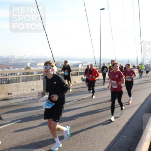 03.10.2025 - Köhlbrandbrückenlauf Julia Fischer http://msf.ph/oto/9002539 03.10.2025 09:27:27 Position 1  meine-sportfotos.de