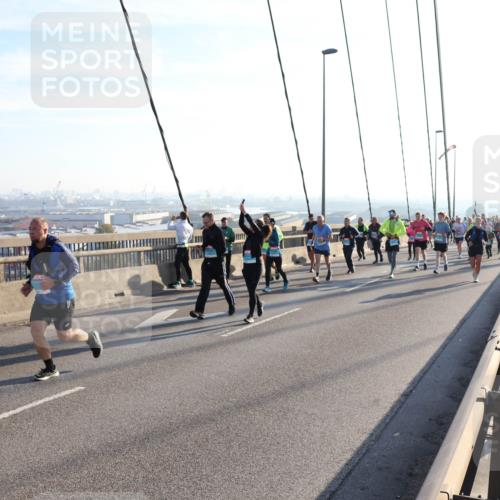 03.10.2025 - Köhlbrandbrückenlauf Julia Fischer http://msf.ph/oto/9002549 03.10.2025 09:27:30 Position 1  meine-sportfotos.de