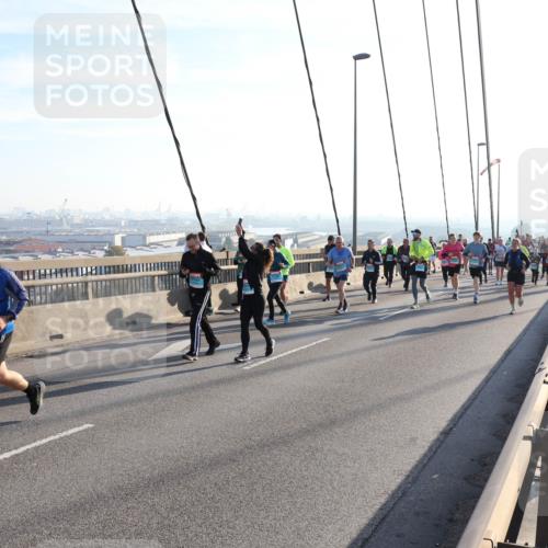 03.10.2025 - Köhlbrandbrückenlauf Julia Fischer http://msf.ph/oto/9002553 03.10.2025 09:27:30 Position 1  meine-sportfotos.de