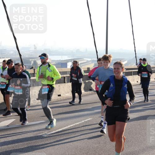 03.10.2025 - Köhlbrandbrückenlauf Julia Fischer http://msf.ph/oto/9002558 03.10.2025 09:27:33 Position 1 1325, 1471, 1611 meine-sportfotos.de