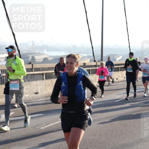 03.10.2025 - Köhlbrandbrückenlauf Julia Fischer http://msf.ph/oto/9002568 03.10.2025 09:27:34 Position 1 3748 meine-sportfotos.de