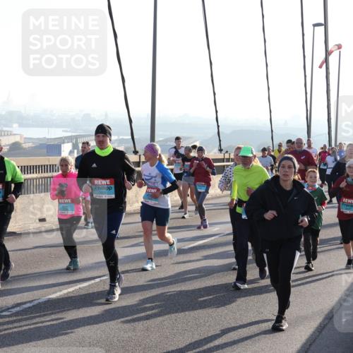 03.10.2025 - Köhlbrandbrückenlauf Julia Fischer http://msf.ph/oto/9002578 03.10.2025 09:27:36 Position 1 1833, 1537 meine-sportfotos.de