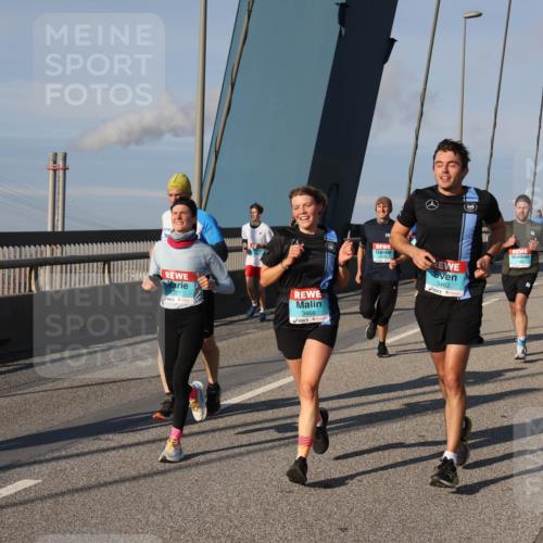 03.10.2025 - Köhlbrandbrückenlauf Julia Fischer http://msf.ph/oto/9002586 03.10.2025 09:42:21 Position 2 227, 3465, 3462 meine-sportfotos.de
