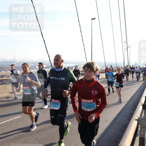 03.10.2025 - Köhlbrandbrückenlauf Julia Fischer http://msf.ph/oto/9002613 03.10.2025 09:27:41 Position 1 2126, 3738 meine-sportfotos.de