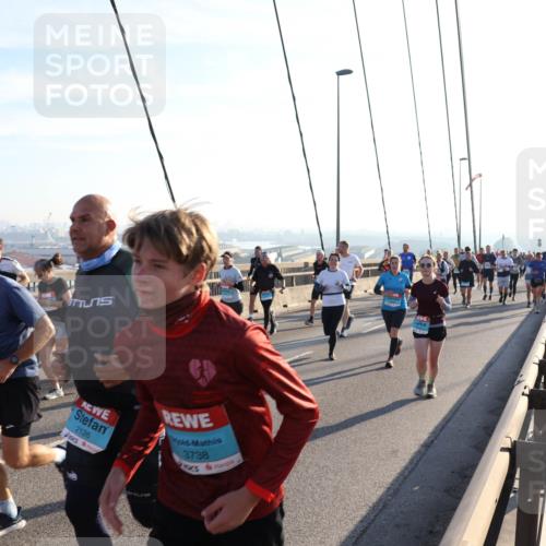 03.10.2025 - Köhlbrandbrückenlauf Julia Fischer http://msf.ph/oto/9002617 03.10.2025 09:27:42 Position 1 2126, 3738 meine-sportfotos.de