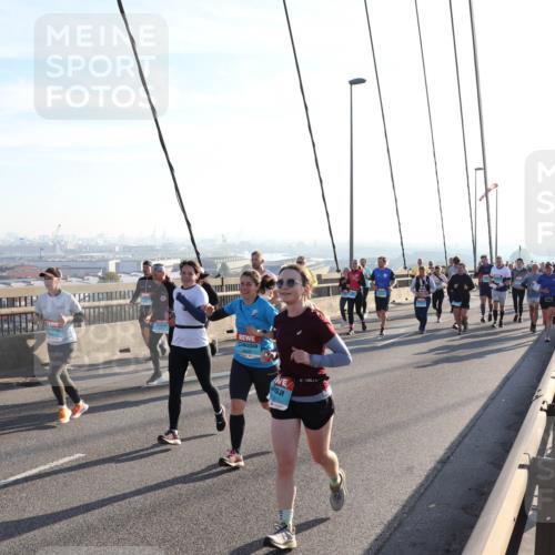 03.10.2025 - Köhlbrandbrückenlauf Julia Fischer http://msf.ph/oto/9002633 03.10.2025 09:27:43 Position 1  meine-sportfotos.de