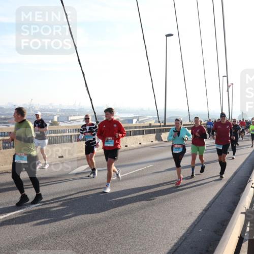 03.10.2025 - Köhlbrandbrückenlauf Julia Fischer http://msf.ph/oto/9002677 03.10.2025 09:27:51 Position 1  meine-sportfotos.de