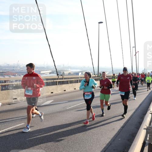 03.10.2025 - Köhlbrandbrückenlauf Julia Fischer http://msf.ph/oto/9002694 03.10.2025 09:27:52 Position 1  meine-sportfotos.de