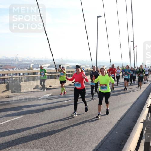 03.10.2025 - Köhlbrandbrückenlauf Julia Fischer http://msf.ph/oto/9002710 03.10.2025 09:27:56 Position 1  meine-sportfotos.de