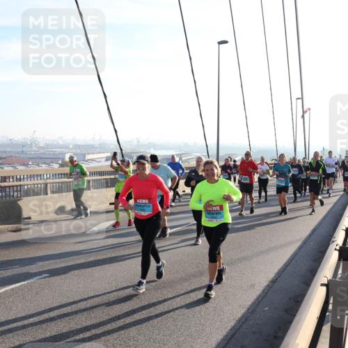 03.10.2025 - Köhlbrandbrückenlauf Julia Fischer http://msf.ph/oto/9002718 03.10.2025 09:27:57 Position 1  meine-sportfotos.de