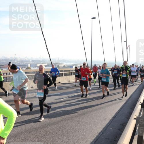 03.10.2025 - Köhlbrandbrückenlauf Julia Fischer http://msf.ph/oto/9002731 03.10.2025 09:27:58 Position 1  meine-sportfotos.de
