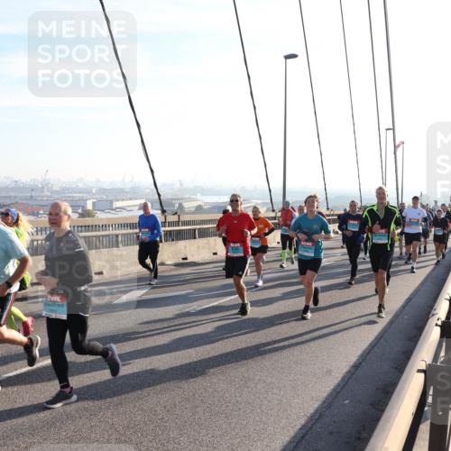 03.10.2025 - Köhlbrandbrückenlauf Julia Fischer http://msf.ph/oto/9002740 03.10.2025 09:27:58 Position 1  meine-sportfotos.de