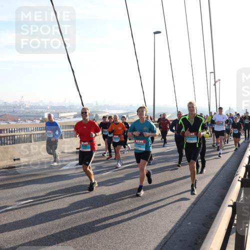 03.10.2025 - Köhlbrandbrückenlauf Julia Fischer http://msf.ph/oto/9002746 03.10.2025 09:27:59 Position 1  meine-sportfotos.de