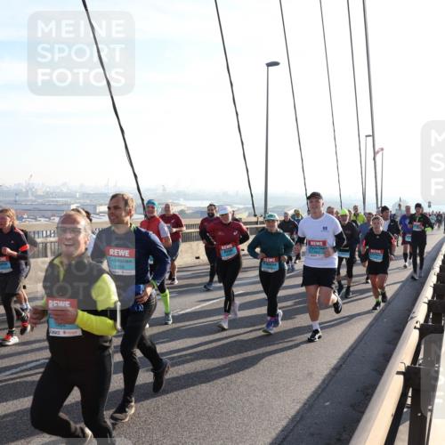 03.10.2025 - Köhlbrandbrückenlauf Julia Fischer http://msf.ph/oto/9002780 03.10.2025 09:28:01 Position 1 1558 meine-sportfotos.de