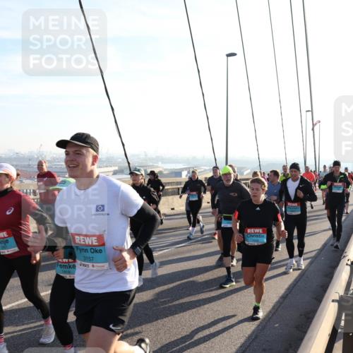 03.10.2025 - Köhlbrandbrückenlauf Julia Fischer http://msf.ph/oto/9002795 03.10.2025 09:28:03 Position 1 3157, 1418 meine-sportfotos.de