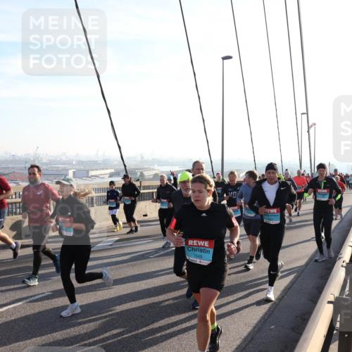 03.10.2025 - Köhlbrandbrückenlauf Julia Fischer http://msf.ph/oto/9002799 03.10.2025 09:28:03 Position 1 1649 meine-sportfotos.de
