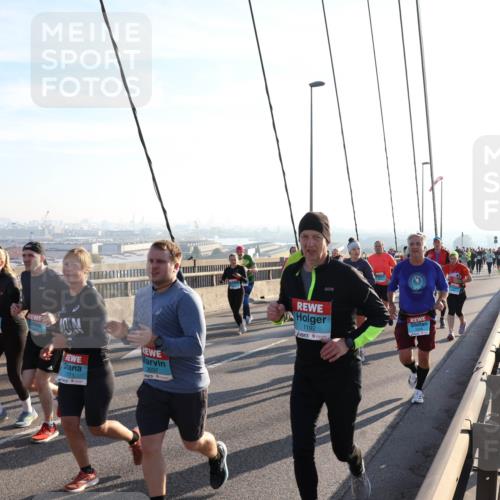 03.10.2025 - Köhlbrandbrückenlauf Julia Fischer http://msf.ph/oto/9002841 03.10.2025 09:28:05 Position 1 3037, 1771, 1192 meine-sportfotos.de