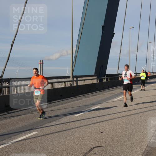 03.10.2025 - Köhlbrandbrückenlauf Julia Fischer http://msf.ph/oto/9002888 03.10.2025 09:43:19 Position 2 11 meine-sportfotos.de