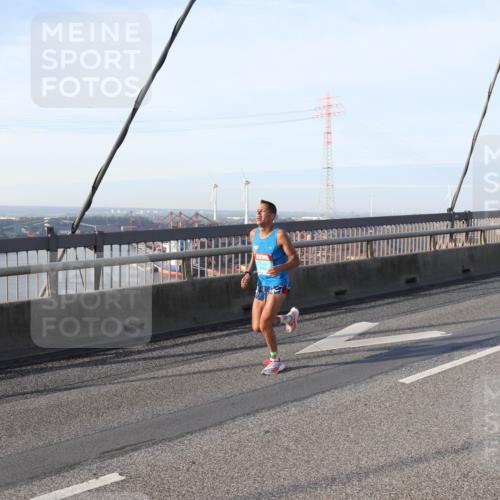 03.10.2025 - Köhlbrandbrückenlauf Julia Fischer http://msf.ph/oto/9002900 03.10.2025 09:28:12 Position 1  meine-sportfotos.de