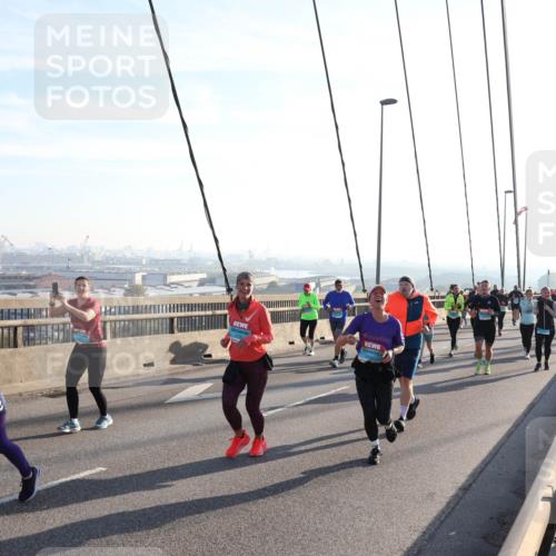 03.10.2025 - Köhlbrandbrückenlauf Julia Fischer http://msf.ph/oto/9002906 03.10.2025 09:28:14 Position 1  meine-sportfotos.de