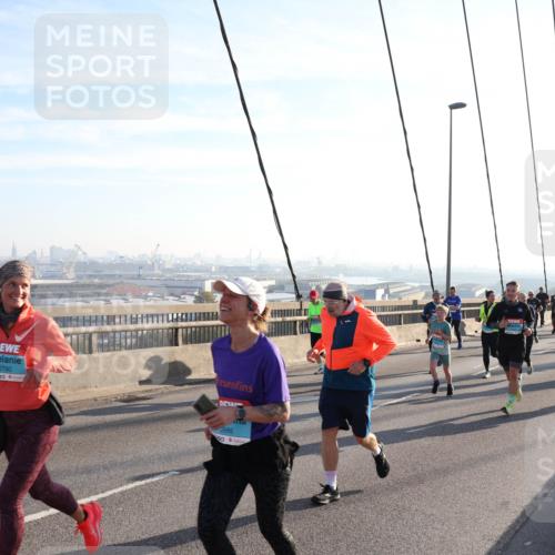 03.10.2025 - Köhlbrandbrückenlauf Julia Fischer http://msf.ph/oto/9002920 03.10.2025 09:28:15 Position 1 2790 meine-sportfotos.de
