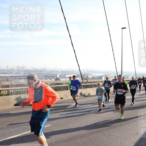 03.10.2025 - Köhlbrandbrückenlauf Julia Fischer http://msf.ph/oto/9002925 03.10.2025 09:28:16 Position 1  meine-sportfotos.de