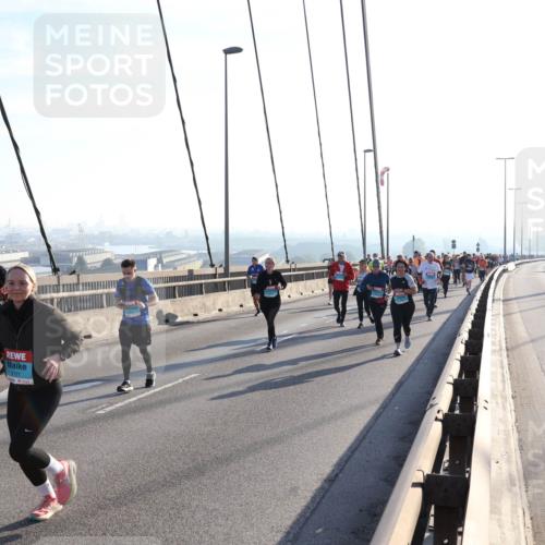 03.10.2025 - Köhlbrandbrückenlauf Julia Fischer http://msf.ph/oto/9002970 03.10.2025 09:28:25 Position 1 17, 3191 meine-sportfotos.de
