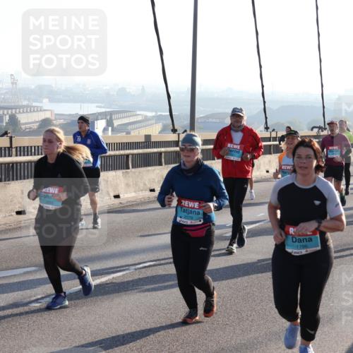 03.10.2025 - Köhlbrandbrückenlauf Julia Fischer http://msf.ph/oto/9002979 03.10.2025 09:28:28 Position 1 33, 3555, 2079, 1796 meine-sportfotos.de
