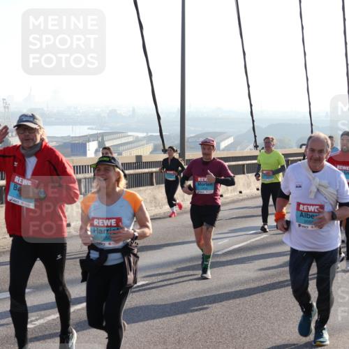 03.10.2025 - Köhlbrandbrückenlauf Julia Fischer http://msf.ph/oto/9002993 03.10.2025 09:28:30 Position 1 16, 1650, 2056, 2471 meine-sportfotos.de