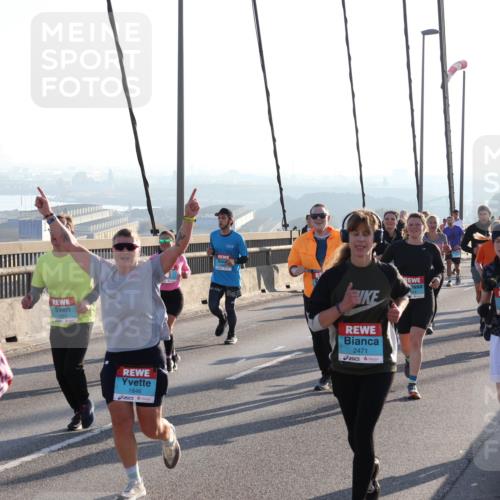 03.10.2025 - Köhlbrandbrückenlauf Julia Fischer http://msf.ph/oto/9003006 03.10.2025 09:28:33 Position 1 1663, 1846, 2471 meine-sportfotos.de