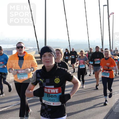 03.10.2025 - Köhlbrandbrückenlauf Julia Fischer http://msf.ph/oto/9003016 03.10.2025 09:28:36 Position 1 3394, 1667, 09, 3643, 1858 meine-sportfotos.de