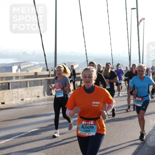 03.10.2025 - Köhlbrandbrückenlauf Julia Fischer http://msf.ph/oto/9003023 03.10.2025 09:28:37 Position 1 1858 meine-sportfotos.de