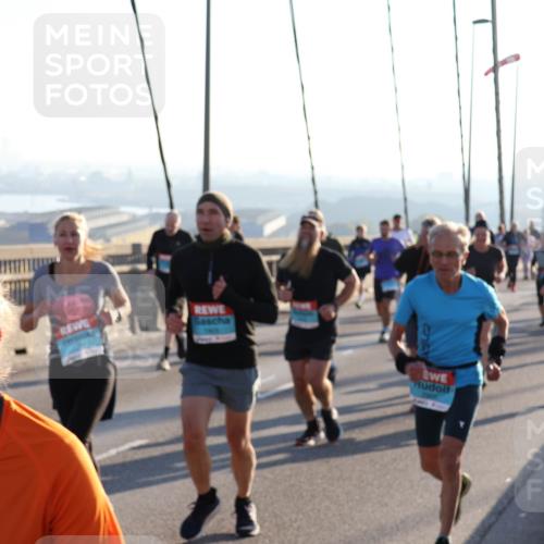 03.10.2025 - Köhlbrandbrückenlauf Julia Fischer http://msf.ph/oto/9003029 03.10.2025 09:28:38 Position 1  meine-sportfotos.de