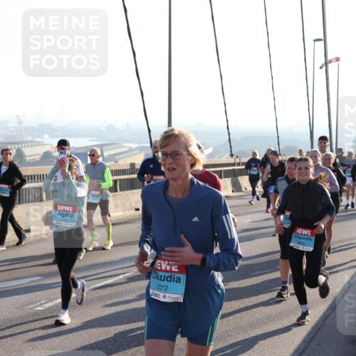 03.10.2025 - Köhlbrandbrückenlauf Julia Fischer http://msf.ph/oto/9003051 03.10.2025 09:28:44 Position 1 2381, 3372, 2686 meine-sportfotos.de