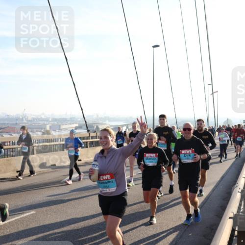 03.10.2025 - Köhlbrandbrückenlauf Julia Fischer http://msf.ph/oto/9003078 03.10.2025 09:28:47 Position 1 2054, 1304, 1303 meine-sportfotos.de