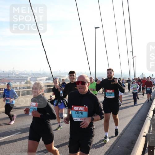 03.10.2025 - Köhlbrandbrückenlauf Julia Fischer http://msf.ph/oto/9003084 03.10.2025 09:28:48 Position 1 1303 meine-sportfotos.de