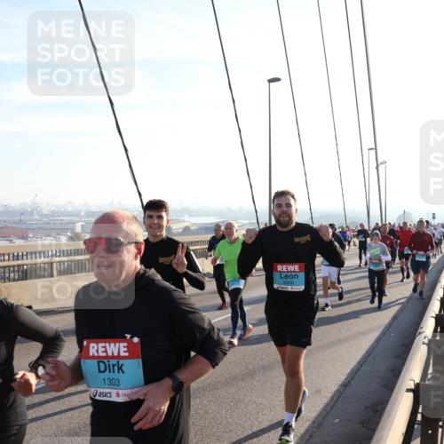 03.10.2025 - Köhlbrandbrückenlauf Julia Fischer http://msf.ph/oto/9003089 03.10.2025 09:28:49 Position 1 1304, 1303, 3206 meine-sportfotos.de