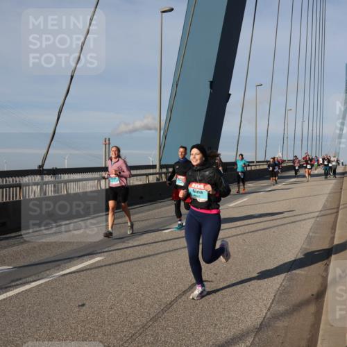 03.10.2025 - Köhlbrandbrückenlauf Julia Fischer http://msf.ph/oto/9003094 03.10.2025 09:44:23 Position 2 49 meine-sportfotos.de
