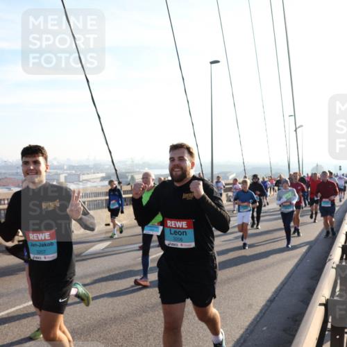 03.10.2025 - Köhlbrandbrückenlauf Julia Fischer http://msf.ph/oto/9003097 03.10.2025 09:28:49 Position 1 3207, 3206 meine-sportfotos.de