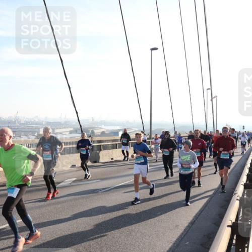 03.10.2025 - Köhlbrandbrückenlauf Julia Fischer http://msf.ph/oto/9003106 03.10.2025 09:28:50 Position 1  meine-sportfotos.de