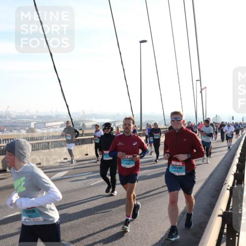 03.10.2025 - Köhlbrandbrückenlauf Julia Fischer http://msf.ph/oto/9003123 03.10.2025 09:28:52 Position 1 3125, 841, 2150 meine-sportfotos.de