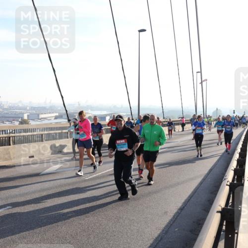 03.10.2025 - Köhlbrandbrückenlauf Julia Fischer http://msf.ph/oto/9003193 03.10.2025 09:29:01 Position 1  meine-sportfotos.de