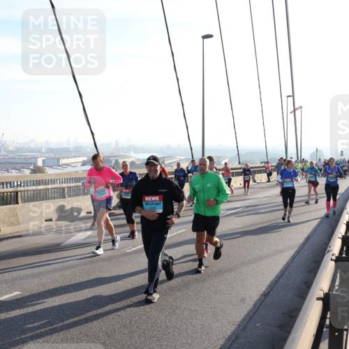 03.10.2025 - Köhlbrandbrückenlauf Julia Fischer http://msf.ph/oto/9003200 03.10.2025 09:29:01 Position 1  meine-sportfotos.de