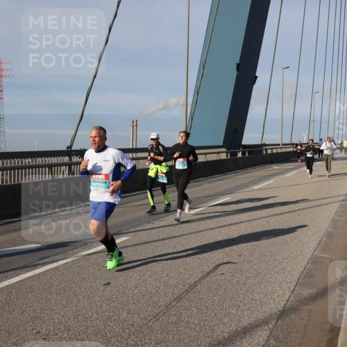 03.10.2025 - Köhlbrandbrückenlauf Julia Fischer http://msf.ph/oto/9003211 03.10.2025 09:45:03 Position 2 2716 meine-sportfotos.de