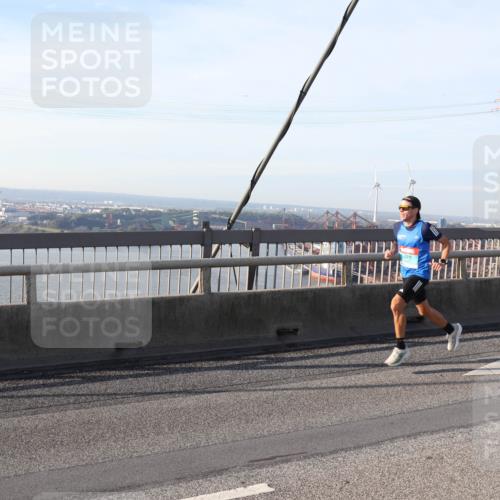 03.10.2025 - Köhlbrandbrückenlauf Julia Fischer http://msf.ph/oto/9003232 03.10.2025 09:29:05 Position 1  meine-sportfotos.de